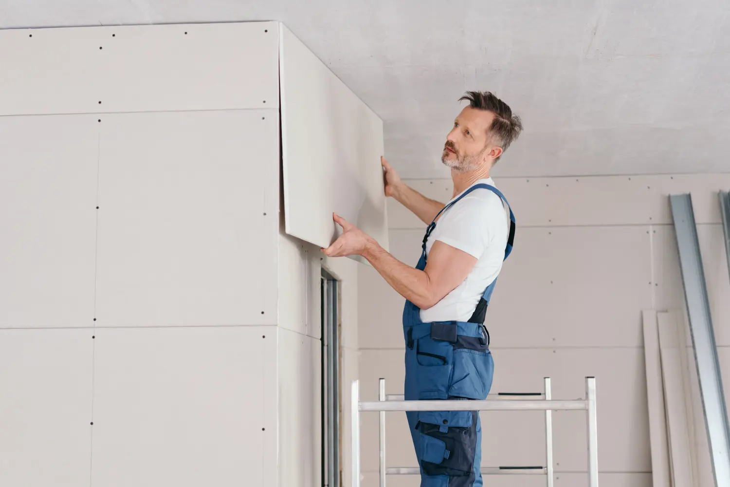 Bauarbeiter oder Handwerker montiert Wandverkleidungen.
